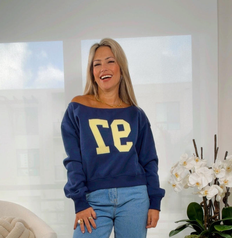 3196 Off-shoulder graphic sweater