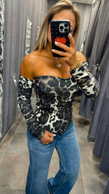 6044 Animal print off shoulder top