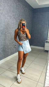 1242 Washed denim short front closure