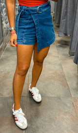 8432 Washed denim short front closure with belt