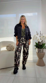 7222 Camouflage print barrel pants