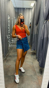 8432 Washed denim short front closure with belt