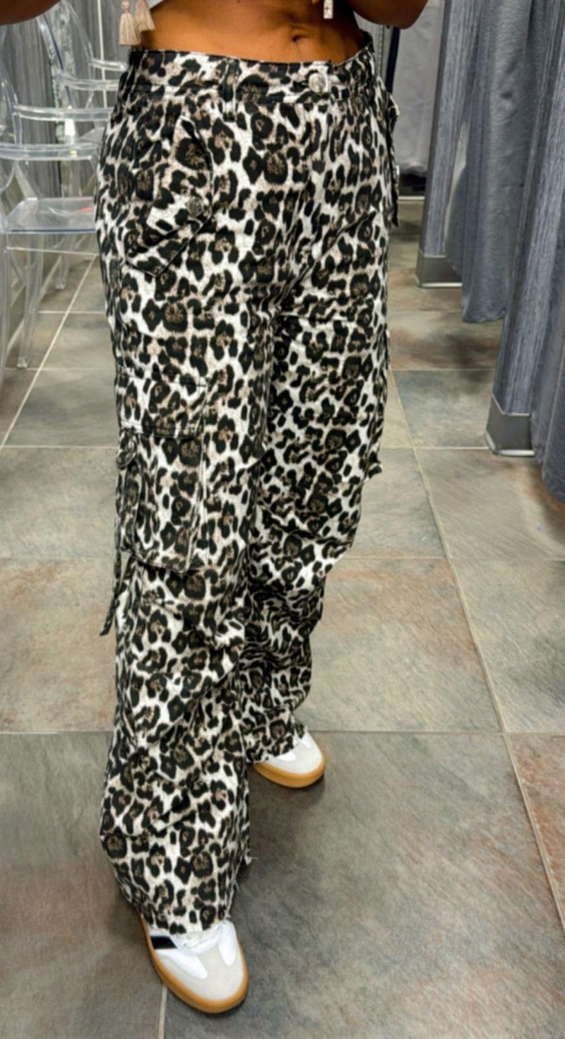 3456 Cargo leopard print pants