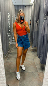 8432 Washed denim short front closure with belt