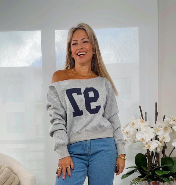 3196 Off-shoulder graphic sweater